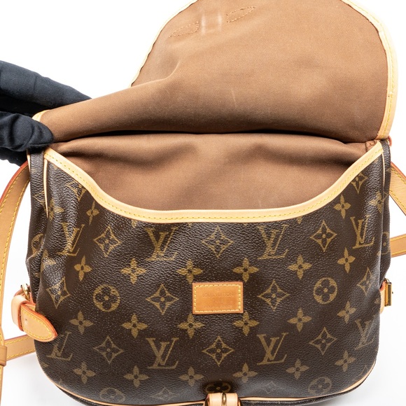 LOUIS VUITTON Saumur 30 Monogram Crossbody - Picture 14 of 15